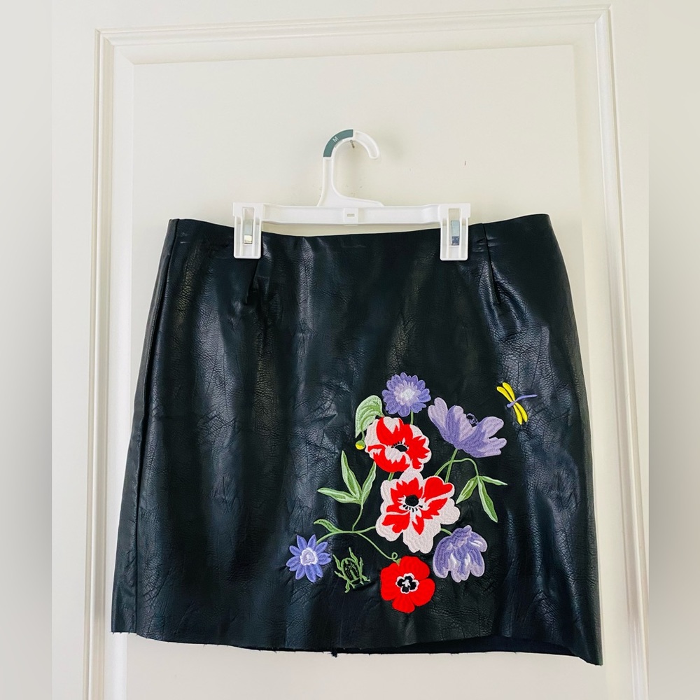 H&M leather skirt embroidered flowers size 12 mini skirt NWOT black